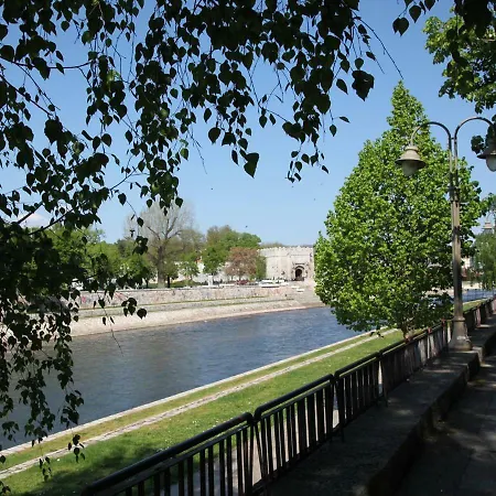 River View - 65 Square Meters Designer In Heart Of Park For Free Lägenhet